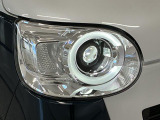 【LEDヘッドライト】現代の主流のライト。明るい光が瞬時に立ち上がり、必要な場所を均一に照らします。寿命も長く省エネで、スタイリッシュなデザインです♪