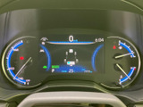 速度や燃料残量などの情報をメーター内にまとめて表示し、運転に必要な状況を確認しやすい構成です。中央の画面にも各種情報が表示され、視線を大きく動かさず把握できます。