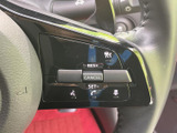 レバー周辺には運転支援に関する表示とスイッチがまとまり、手元で確認しやすい配置です。必要な機能を把握しやすく、日々の運転を支える便利な装備として活用できます。
