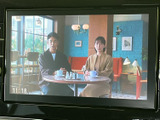 テレビ番組を画面で視聴できる装備です。停車中の待ち時間にも映像を楽しめるため、車内で過ごすひとときをより快適に演出します。使いやすい画面表示も魅力です。