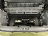 専用のエンジンクリーナーで全体に噴霧し汚れを浮かします。ボンネット裏などの汚れを中心にブラシがけを行い、洗浄しエアブローで仕上げております。