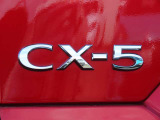 【CX-5】上質感と精悍さを兼ね備え、ワイド感を強調した意匠。オールラウンドな機能美と品格、洗練されたデザイン。