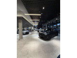 「ショールーム展示スペース」ゆったりとしたスペースを使いBMWの最新モデルを5台展示しております。