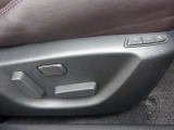 【運転席パワーシート&ドライビングポジションメモリー機能】運転手にあったシートパターン設定可能です。