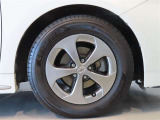 純正のアルミホイール装着車です。タイヤサイズは195/65R15です。