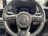 左右の手元に複数のスイッチを備え、運転姿勢を保ちながら各種機能を扱いやすい仕様です。メーター表示や音量などの操作項目が配置されており、必要なボタンを見つけやすいのも便利なポイントです。
