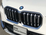左右のキドニー・グリルの中心にはBMWのエンブレムが鎮座し、個性を放つデザイン性を兼ね備えました。