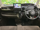 運転席まわりは各部が見渡しやすく、前方の視界も広がっています。シートはゆったりした形状で、落ち着いた色合いの内装が日常の移動を快適にサポート。同乗者にも過ごしやすい空間です。