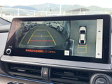 周囲の映像と車両位置を画面で確認でき、駐車時の安全確認をサポートします。ガイド表示も見ながら、車両周辺の状況を把握しやすい装備です。