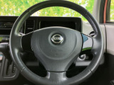 握りやすい形状で、運転席からメーターや前方を確認しながら自然に操作できます。車内で手に触れる機会の多い部分もすっきりまとまり、日々の移動を落ち着いて楽しめる運転席です。