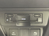 ETC車載器を備えており、対応する料金所ではETCカードを利用したスムーズな通過に役立ちます。高速道路を利用する機会のある方にも便利な装備です。