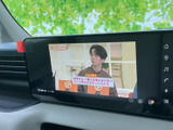 停車中にテレビ番組や映像を楽しめる画面を備え、休憩時間も車内で過ごしやすくなります。情報や映像を大きく表示でき、日常の移動先で待ち時間がある際にも便利に活用できます。