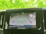 後方の様子を画面で確認でき、駐車時の周囲確認をサポートします。目安となるガイド線も表示されるため、駐車スペースへの車庫入れや切り返しの際に役立つ便利な装備です。
