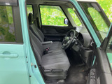 前席は大きな窓から外の様子を確認しやすく、運転席と助手席の間にもゆとりを感じる空間です。シートには落ち着いた色合いの生地を採用し、日々の移動を快適に支えます。