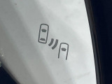 【ブラインドスポットモニター】走行中、ドアミラーの死角になりやすい箇所に後続車が接近するとサイドミラーのレンズに警告を表示!ドライバーに注意喚起をしてくれます。