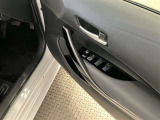 運転席側のフロントドアに全ドアのパワーウィンドウ開閉スイッチとウィンドウロックスイッチとドアロックスイッチと電動格納式ドアミラーの操作スイッチが有るので手元でミラー調整ができるので便利です。