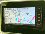 地図上に道路や周辺施設が表示され、現在地を確認しながら目的地までのルートを把握できます。画面内の案内表示を見ながら行き先を確認でき、初めて訪れる場所へのお出かけにも役立ちます。