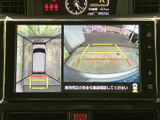 後方と車両周辺の映像を画面で確認でき、駐車時の周囲確認をサポートします。目安となるガイド表示もあり、後退する際に状況を把握しやすく、駐車操作に役立つ装備です。