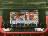 画面にはテレビ番組と時刻、各種メニューが表示され、機能を一覧で確認できます。地図表示などへの切り替えにも対応し、移動中の案内や日常の車内時間に活用できます。
