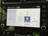 AM・FMやテレビ、USB、Bluetoothなど、複数のオーディオソースを画面から選べます。聞きたい音源を選びやすく、普段の移動時間に合わせて使い分けられる便利な装備です。