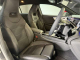 メルセデスのシートは、少し硬めに出来ておりますので、長時間の運転でも疲れにくく、安全にドライビングをお楽しみ頂けます