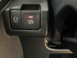オートブレーキホールド機能付きで、信号待ちや渋滞時の運転をサポートします。
