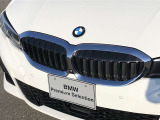 左右のキドニー・グリルの中心にはBMWのエンブレムが鎮座し、個性を放つデザイン性を兼ね備えました。