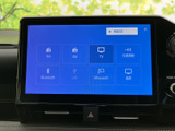 FMやAM、Bluetoothなどの選択肢が一覧で表示され、使いたい音源を見つけやすい画面です。交通情報や後席表示などの項目もまとまり、必要な機能を確認しやすくなっています。