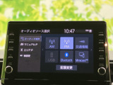 AM・FMに加え、交通情報やBluetoothなど複数の音源が画面に表示され、利用したい項目を選びやすい構成です。通勤や遠出など、移動中の過ごし方に合わせて音源を選べます。