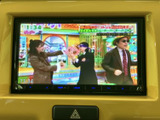 停車中にテレビ番組を視聴できる画面を備えています。音楽や地図などのメニューと切り替えて利用でき、休憩時間に番組を楽しみたいときにも便利な車内装備として活用できます。