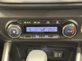 お好みの温度に設定すれば、車内の温度を検知し自動で調整してくれるオートエアコン!暑い、寒いと何度もスイッチを操作しなくても済みます☆☆