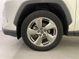 機敏さを引き立てる純正アルミ 225/60 R18 装着!