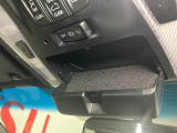 サングラスなどを入れるのに便利なオーバーヘッドコンソール