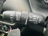 レバーには操作位置を示す表示があり、機能を確認しやすい仕様です。運転席から手の届く位置に設けられ、天候に応じた視界の確保を助ける便利な装備です。