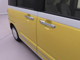 車内から開閉できる電動スライドドアスイッチ♪ドアノブでも開閉できますが、お子様の乗降にはお父さん、お母さんの愛情をプラスして開閉してあげてください(*^_^*)