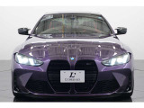 BMW Mモデルの存在感を強く印象づける、迫力あふれるフロントフェイス。縦型の大型キドニーグリルとシャープなヘッドライトが、M4クーペ コンペティションならではの精悍な表情を演出します。