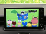 画面でテレビ番組を楽しめる装備です。停車中の休憩時間などに映像を視聴でき、音声だけでなく映像も楽しみたい方に便利な一台です。ご利用は停車時にお楽しみください。