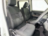高いホールド性で運転姿勢が安定します。長距離ドライブでも疲れにくいのが魅力です。快適なドライビングライフをお送りください♪