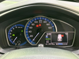 速度計や各種表示を運転席正面にまとめ、走行中も情報を確認しやすい配置です。車両の状態やシフト位置などを把握しやすく、日々の運転を支えます。