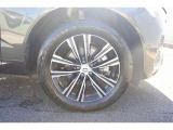 235/55 R 19インチのタイヤとアルミホイールです。このホイールリムは長めのスポークを採用し、車両のエレガントな印象をさらに際立たせます。