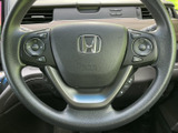 手元に複数のスイッチがまとまり、運転姿勢を保ちながら各種操作に移りやすい配置です。握りやすい形状で、毎日の運転を自然にサポートしてくれます。