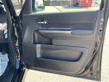 【運転席内ドア 】ミラー操作やウィンドウ開閉スイッチはドライバー目線で配置され、快適な操作性を実現!