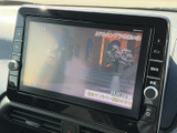 停車中にテレビ番組を視聴でき、待ち時間も車内で過ごしやすくなります。画面上で番組情報を確認しながら、落ち着いて映像を楽しめる装備です。視聴は停車時にご利用ください。