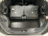 【ラゲージフロア】お客様に気持ち良く乗っていただけるよう、工具を使わず取り外せる部品は全て取り外し清掃しております。シート可動の場合は、シートを動かし裏側まで清掃を行っております。