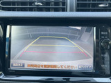 後方の映像にガイドラインが表示され、駐車時に車両周辺を画面で確認できます。車庫入れや駐車スペースへの切り返しなど、後方確認が必要な場面で役立つ装備です。