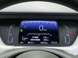速度や燃料残量など、運転に必要な情報を中央の画面と左右の表示部で確認できます。平均燃費や航続可能距離も表示され、日々の運転計画に役立ちます。