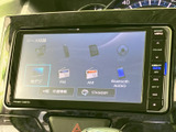 ソース選択画面にはラジオやBluetooth Audioなどが並び、使いたい音源を画面で選べます。表示が整理されているため、音楽や交通情報などを切り替える際にも扱いやすい装備です。