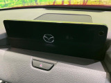 【12.3インチマツダコネクト】車内の雰囲気にマッチした大型ディスプレイ。スマホ接続でのナビ使用やBluetooth再生等、様々な機能が楽しめます。直感的なダイヤル操作が可能で、使い勝手も良好です。