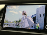停車中にテレビ番組を視聴できる画面を備えています。休憩時間や待ち合わせの合間にも映像を楽しめるので、車内で過ごすひとときの選択肢が広がります。