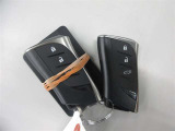 ドアハンドルを軽く握るだけでドアを解錠、ドアハンドルセンサーのタッチで施錠できる、スマートエントリー。